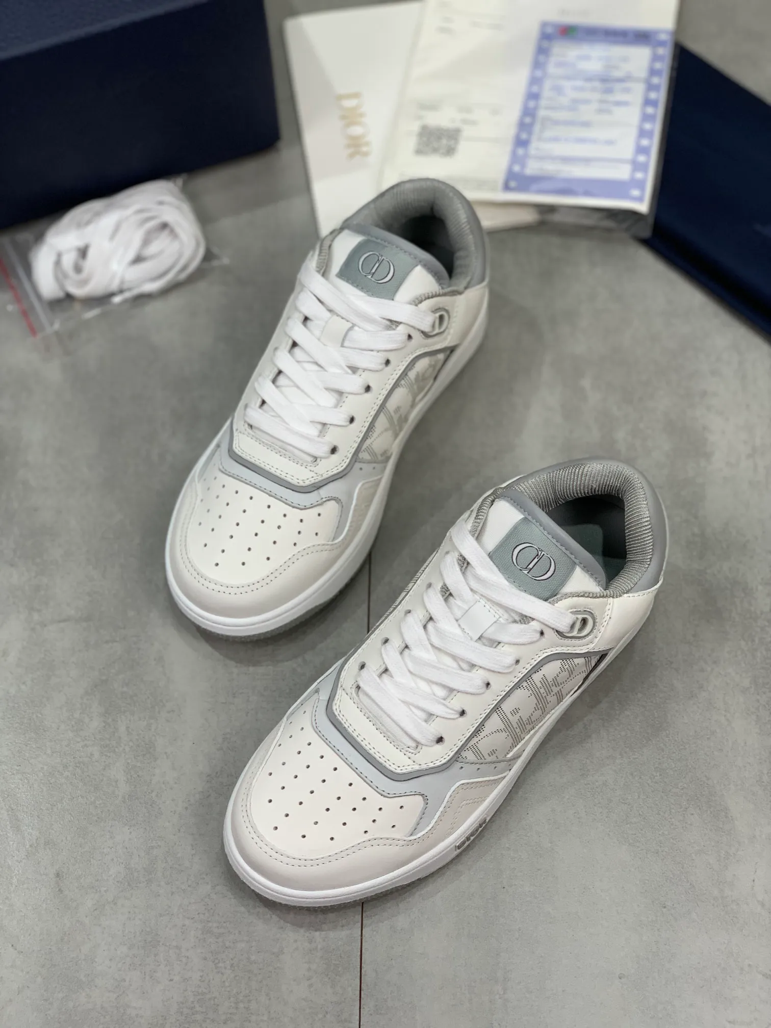 👟👟Ex-factory price 480 Dior B27 series latest popular casual sports shoes for couples. It took more than three months to finally reproduce it perfectly. We made every detail exactly the same as the original. We decisively keep our own styles when shipping. How can beauties and handsome guys who like sports not keep their own styles? With multiple craftsmanship, this low-cut sneaker newly launched this season is one of the flagship styles of the series. Dior B27 sneakers, original version 7800. Purchased in early spring. New presbyopic sneakers. A favorite among celebrities and Internet celebrities. The on-foot effect is very nice. The B27 sneakers are made by Italian craftsmen. They have distinct layers and a unique three-dimensional effect, showing a modern and elegant style, comparable to Dior Internal stretch details provide ideal comfort and can be paired with a variety of casual looks. Shows fashionable and modern sports style. Original imported Italian silk cowhide stitched with embroidered letters lining and feet, original imported breathable double-layer mesh, original customized T👟👟factory price U two-color outsole. We all follow the original binding process, one last for each yard, and the yardage is accurate. On the surface it seems simple and has no technical content, but in fact it is quite a test of the technical operation of the master Luo Di. The market's top quality is welcome to compare, any details are unconditional 👟👟Ex-factory price K. There are pictures and the truth. Today's Internet celebrities and foreign stars are buying it one after another! Fully responsible for dressing in spring, summer, autumn and winter. CD elements create an avant-garde and bold look. Original molded T👟👟Factory price U outsole No matter how many versions there are on the market, you will be full of surprises the moment you get it! The perfect genuine version, you can go in and out of the counter at will. Fabric: Original imported silk cowhide with embroidered letters Lining: Imported original breathable double-layer mesh Foot: Imported original latex mesh Outsole: Original T👟👟 Factory price U two-color bottom Size: 35-45 (Male 38.46 custom-made, non-refundable and non-exchangeable)